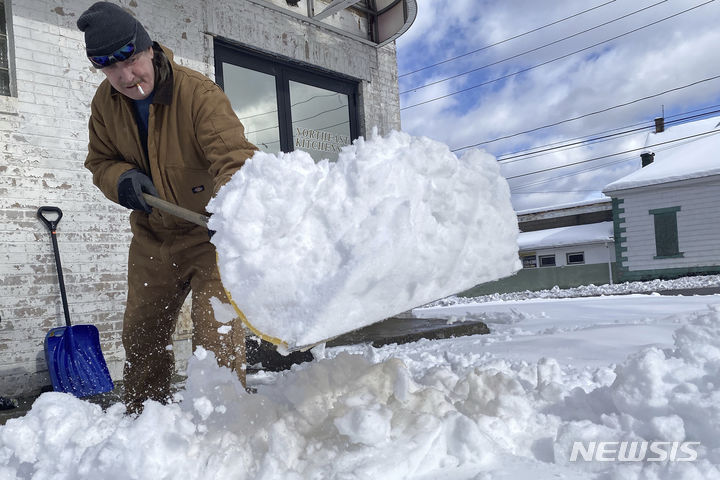 [펜실베니아=AP/뉴시스] 많은 눈이 내린 13일(현지시간) 미국 펜실베니아주 해즐턴에서 한 시민이 제설 작업을 하고 있다. 2024.02.14.