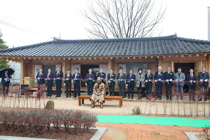 [창원=뉴시스] 홍남표 경남 창원시장과 대한예수교장로회 경남노회장 이상근 목사 등이 14일 주기철 목사 생가 전시관에서 열린 개관식에 참가하고 있다. (사진=창원시청 제공). 2024.02.14. photo@newsis.com *재판매 및 DB 금지