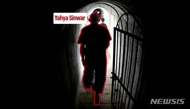 13일(현지시간) 이스라엘 방위군(IDF)은 소셜미디어(SNS) 등을 통해 42초 분량의 영상을 공유했다. 영상엔 좁고 어두운 터널 속에서 성인 남성과 여성, 아이들이 줄지어 이동하는 장면이 찍혔다. 이스라엘군은 이들 중 맨 뒤에서 이동하는 인물이 하마스 지도자 야히야 신와르로 가족과 함께 도망치는 모습이라고 설명했다. 출처 : IDF *재판매 및 DB 금지