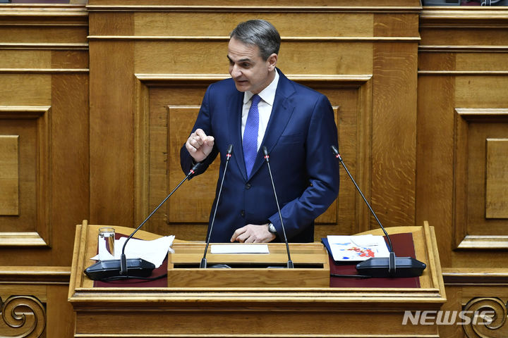 [아테네=AP/뉴시스] 키리아코스 미초타키스 그리스 총리가 15일(현지시간) 그리스 아테네에서 열린 의회에 참석해 동성 결혼 합법화 법안 투표를 하기 앞서 발언하고 있다. 2024.02.16.