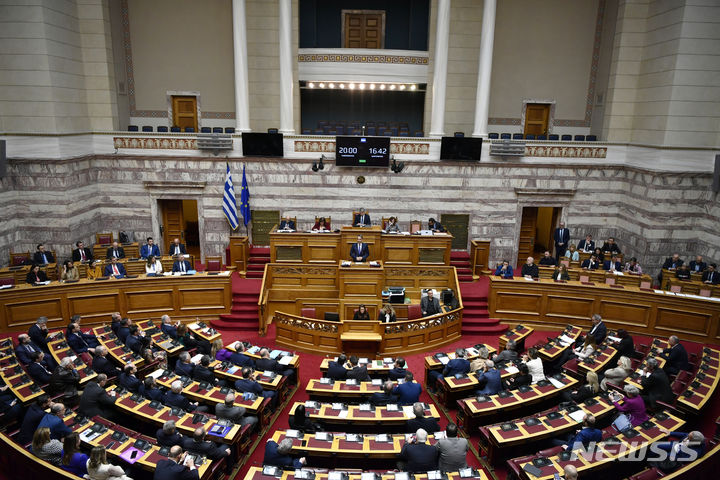[아테네=AP/뉴시스] 키리아코스 미초타키스 그리스 총리가 15일(현지시간) 그리스 아테네에서 열린 의회에 참석해 동성 결혼 합법화 법안 투표를 하기 앞서 발언하고 있다. 2024.02.16.
