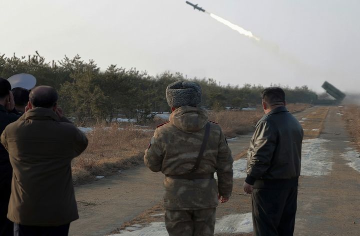 [서울=뉴시스] 북한 노동당 기관지 노동신문은 김정은 국무위원장이 "14일 오전 해군에 장비하게 되는 신형 지상대해상미싸일 '바다수리-６'형 검수사격 시험을 지도"했다고 밝혔다. 2024.02.15. (사진=노동신문 캡처) *재판매 및 DB 금지