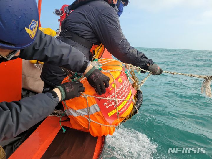 [제주=뉴시스] 제주지방해양경찰청이 14일 오후 제주 차귀도 해상에서 불법 중국어선이 설치한 범장망 어구를 인양하고 범장망 부이에 경고장을 부착하고 있다. (사진=제주지방해양경찰청 제공) 2024.02.15. photo@newsis.com 