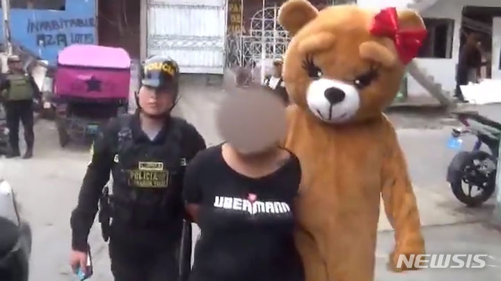 마약 범죄를 단속하기 위해 기상천외한 방법을 동원해온 남미 페루 경찰이 이번엔 곰인형 탈을 쓰고 마약상을 체포하는 영상을 공개했다. 출처 : @PoliciaPeru *재판매 및 DB 금지