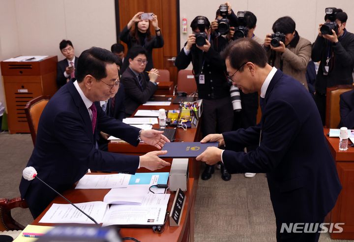 [서울=뉴시스] 이영환 기자 = 박성재 법무부 장관 후보자가 15일 오전 서울 여의도 국회에서 열린 인사청문회에서 선서를 마친 후 김도읍 위원장에게 선서문을 제출하고 있다. 2024.02.15. 20hwan@newsis.com