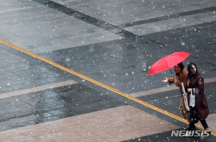 [서울=뉴시스] 김명년 기자 = 눈이 내린 15일 오후 서울 강남구 코엑스에서 우산을 쓴 시민들이 걸어가고 있다. 2024.02.15. kmn@newsis.com