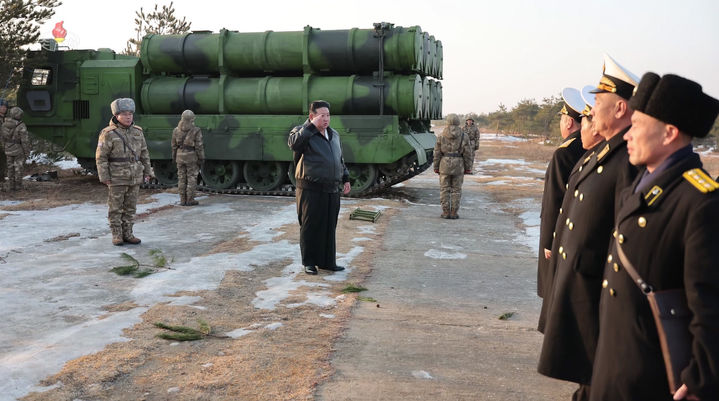 [서울=뉴시스] 일본 경찰은 6일 북한의 정보기술(IT) 기술자 측에게 자금을 송금한 혐의가 있는 한국 국적자 등 2명을 체포했다고 마이니치신문, 지지통신 등이 보도했다. 사진은 김정은 북한 국무위원장이 지난달 14일 해군에 장비하게 되는 신형 지상대해상 미사일 '바다수리-6'형 검수 사격 시험을 지도했다"고 조선중앙TV가 2월 15일 보도한 모습.  (사진=조선중앙TV 캡처) 2024.03.06. photo@newsis.com *재판매 및 DB 금지