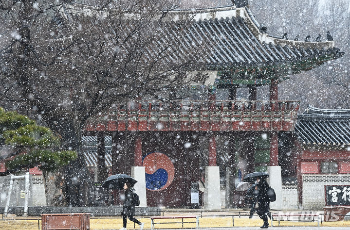 [수원=뉴시스] 김종택 기자 = 15일 경기도 수원시 팔달구 화성행궁에서 시민들이 펑펑 내리는 눈을 맞으며 걷고 있다. 2024.02.15. jtk@newsis.com