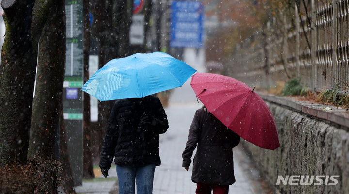 [서울=뉴시스] 홍효식 기자 = 일요일인 18일은 오후부터 전국에 비가 내리고 바람이 매우 강하게 불겠다. 낮 최고기온은 19도까지 올라가며 포근한 날씨가 이어지겠다. 사진은 전국 대부분 지역에 비나 눈이 내린 지난 15일 서울 서초구 한 거리에서 시민들이 우산을 쓰고 이동하는 모습. 2024.02.15. yesphoto@newsis.com