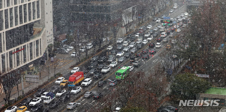 [서울=뉴시스] 홍효식 기자 = 전국 대부분 지역에 비나 눈이 내린 15일 서울 서초구 한 거리에서 차량들이 정체되고 있다. 2024.02.15. yesphoto@newsis.com