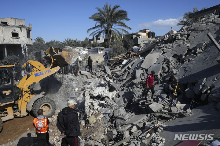 [가자지구=AP/뉴시스] 15일(현지시각) 가자지구 누세이라트 난민 캠프에서 팔레스타인 주민들이 이스라엘의 공습으로 파괴된 건물 잔해 속 생존자를 찾고 있다. 2024.02.16.