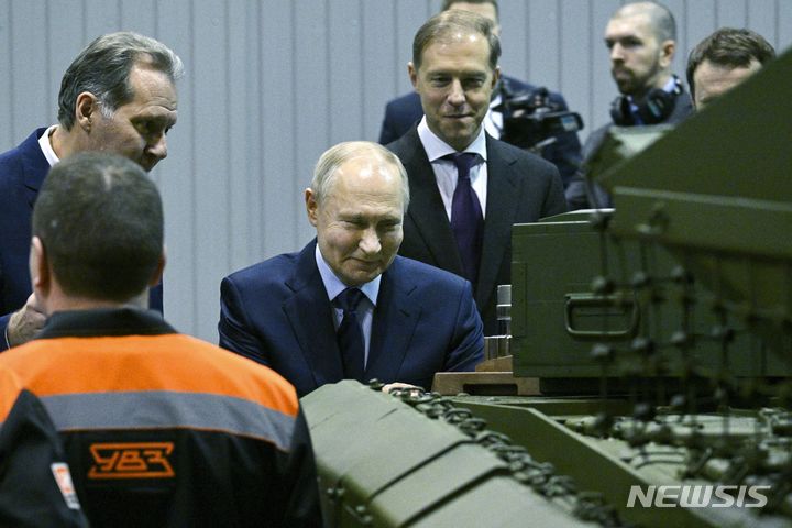 [니즈니타길=AP/뉴시스] 블라디미르 푸틴(가운데) 러시아 대통령이 15일(현지시각) 니즈니타길에 있는 우랄바곤자보드 전차 공장을 방문해 전차를 둘러보고 있다. 푸틴 대통령은 T-90 프로리프 전차의 성능을 칭찬하면서 현대적인 하드웨어를 설계할 것을 주문한 것으로 알려졌다. 2024.02.16.