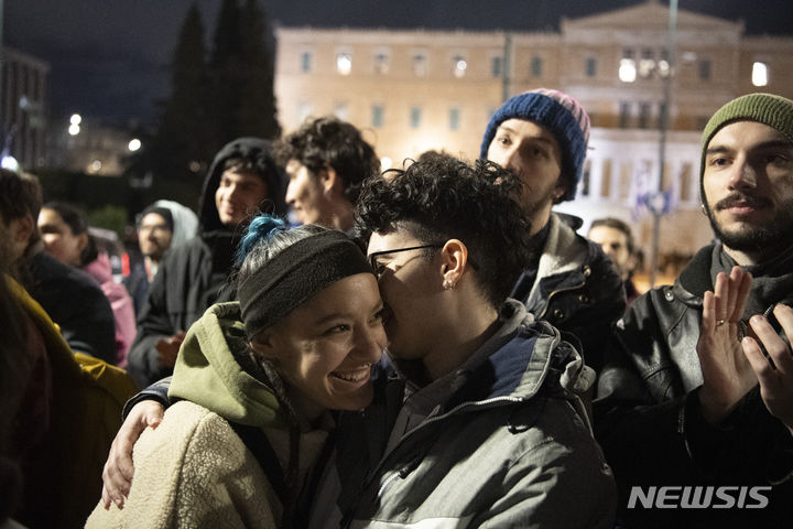 [아테네=AP/뉴시스] 동성 결혼 법안이 통과된 15일(현지시간) 그리스 아테네 신타그마 광장에서 동성 결혼 찬성 지지자들이 기뻐하고 있다. 2024.02.16.
