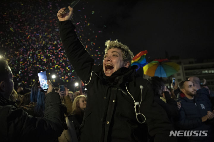 [아테네=AP/뉴시스] 동성 결혼 법안이 통과된 15일(현지시간) 그리스 아테네 신타그마 광장에서 동성 결혼 찬성 지지자들이 기뻐하고 있다. 2024.02.16.