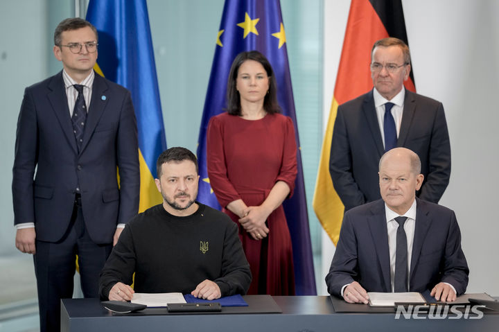 [베를린=AP/뉴시스] 올라프 숄츠(앞줄 오른쪽) 독일 총리와 볼로디미르 젤렌스키(앞줄 왼쪽) 우크라이나 대통령이 16일(현지시간) 독일 베를린에서 양자 장기 안보 협정에 서명하고 있다. 뒷줄은 왼쪽부터 드미트로 쿨레바 우크라 외무장관, 안날레나 베어보크 독일 외무장관, 보리스 피스토리우스 독일 국방장관. 2024.02.17.