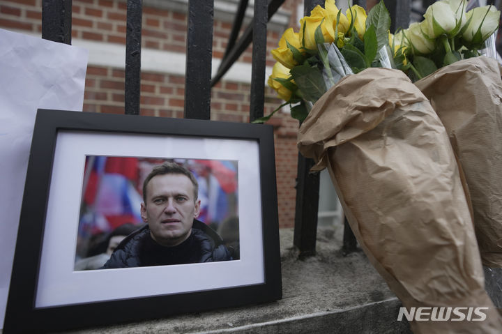 [런던=AP/뉴시스]러시아의 '반(反) 푸틴' 정치인인 알렉세이 나발니가 사망했다는 소식이 전해진 16일(현지시간) 영국 런던의 러시아대사관 앞에 나발니를 추모하는 사진과 꽃이 놓여져 있다. 2024.02.17.