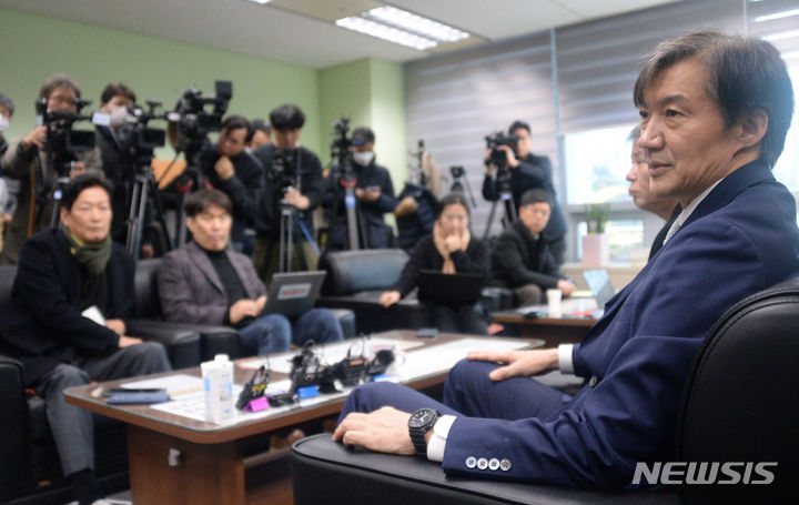 [전주=뉴시스] 김얼 기자 = 조국신당(가칭) 조국 인재영입위원장이 16일 전북 전주시 전북특별자치도의회 기자실을 방문해 창당 경위와 신당의 계획, 쟁점등에 대한 기자간담회를 열고 질문을 듣고 있다. 2024.02.16. pmkeul@newsis.com