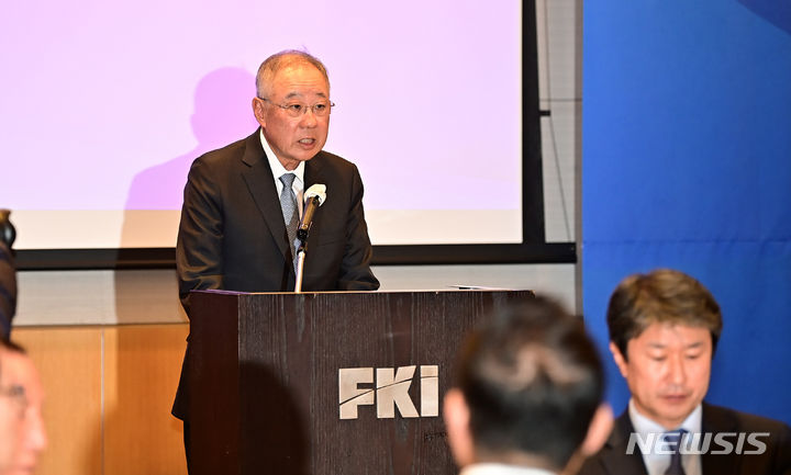 [서울=뉴시스] 김혜진 기자 = 류진 한국경제인협회 회장이 16일 오전 서울 영등포구 FKI타워에서 열린 한경협 63회 정기총회에서 개회사를 하고 있다. 2024.02.16. jini@newsis.com