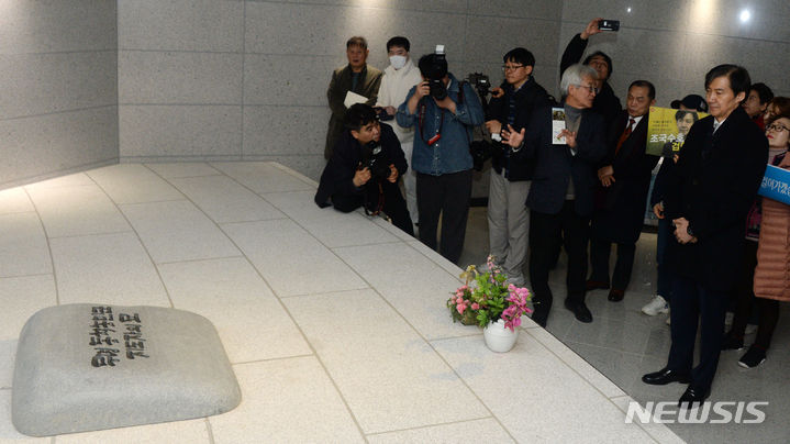 [전주=뉴시스] 김얼 기자 = 조국신당(가칭) 조국 인재영입위원장이 16일 전북 전주시 전주동학농민혁명 녹두관을 방문해 장내를 둘러보고 있다. 2024.02.16. pmkeul@newsis.com