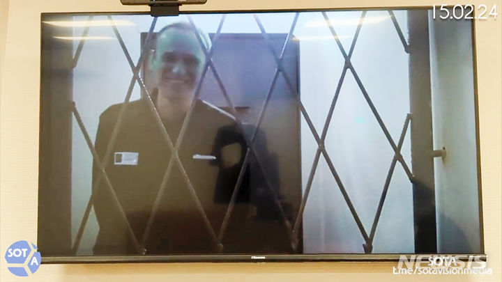 [카르프=AP/뉴시스] 러시아 연방교도소가 공개한 영상에서 알렉세이 나발니가 지난 15일(현지시간) 야말로 네네츠 자치구 하르프 소재 제3 교도소에서 웃으며 농담하는 모습. 2024.02.17