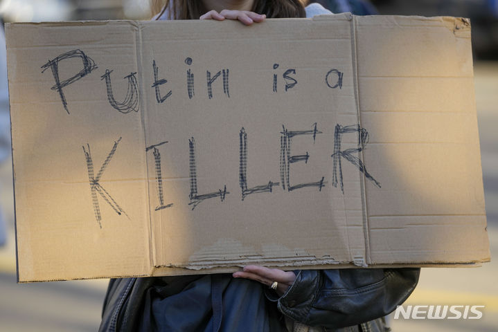 [베오그라드=AP/뉴시스] 16일(현지시간) 세르비아 베오그라드 주재 러시아 대사관 앞에서 한 여성이 "푸틴은 살인자"라고 젓힌 팻말을 들며 알렉세이 나발니를 추모하고 있다. 2024.02.17.