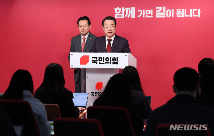 [서울=뉴시스] 황준선 기자 = 정영환 국민의힘 공천관리위원장이 17일 오전 서울 여의도 국민의힘 중앙당사에서 공천관리위원회 제9차 회의 결과를 발표하고 있다. 2024.02.17. hwang@newsis.com