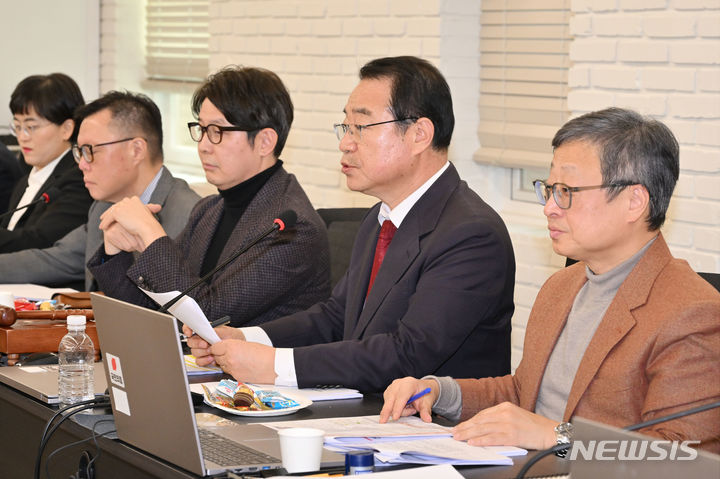 [서울=뉴시스] 국회사진기자단 = 정영환 국민의힘 공천관리위원장이 17일 서울 여의도 중앙당사에서 열린 부산 중구 영도구의 공천 면접에서 발언하고 있다. 공천 면접은 이날 종료됐다.2024.02.17. photo@newsis.com