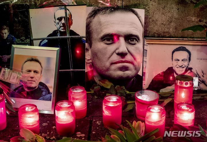 [프랑크푸르트=AP/뉴시스] 17일(현지시간) 독일 프랑크푸르트 러시아 영사관 앞에 러시아 야권 지도자 알렉세이 나발니(47)의 죽음을 애도하는 촛불과 사진이 놓여져 있다. 나발니는 지난 16일 수감 중이던 러시아 최북단 시베리아 야말로네네츠 자치구 제3교도소에서 갑작스레 사망해 러시아인들에게 충격을 줬다. 그의 시신에서는 멍 자국과 심폐소생술(CPR)의 흔적이 발견된 것으로 알려졌다. 2024.02.19.
