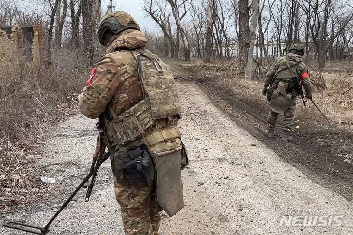 [아우디우카=AP/뉴시스] 러시아 국방부가 지난 19일(현지시각) 공개한 사진으로 러시아군 공병대원들이 우크라이나 동부 아우디우카에서 지뢰를 탐지하고 있다. 러시아 국방부는 아우디우카를 완전히 점령했으며 우크라이나군은 1500명 이상의 병력을 잃었다고 밝혔다. 그러나 친러 군사 블로거에 따르면 러시아군은 지난해 10월부터 지속한 아우디우카 공격에서 1만6000명의 병력 손실을 입었다. 2024.02.28.