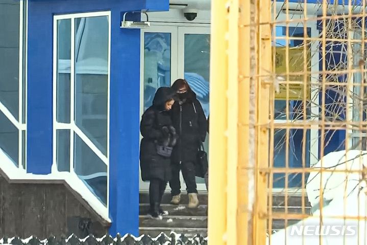 [살레하르트=AP/뉴시스] 러시아 야권 지도자 알렉세이 나발니의 모친 류드밀라 나발나야(오른쪽)가 19일(현지시각) 모스크바 북동쪽 1937㎞ 떨어진 살레하르트에 있는 조사위원회 건물에서 나오고 있다. 나발니는 지난 16일 수감 중인 교도소에서 돌연 숨졌다. 러시아 당국은 나발니의 시신을 부검하기 전까지는 모친에게 보여줄 수 없다고 밝혀 타살 흔적을 지우려는 것 아니냐는 의혹을 낳고 있다. 2024.02.19.