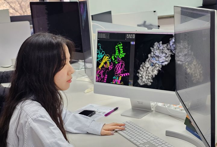 [서울=뉴시스] 인공지능(AI)이 신약 개발에 드는 비용과 시간을 크게 줄일 수 있으며 국내‧외를 막론한 협업으로 AI 활용도를 높일 수 있다는 의견이 나왔다. (사진=뉴시스 DB) photo@newsis.com *재판매 및 DB 금지