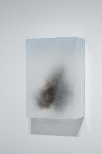 이성미, 기억의 풍경화 3 (Internal landscape 3), 2021, 플렉시 글라스 위에 캡쳐한 향의 그을음, 20×29.7×10cm *재판매 및 DB 금지