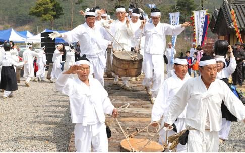 [양산=뉴시스] 가야진용신제 칙사영접 길닦기. 양산시 제공 *재판매 및 DB 금지