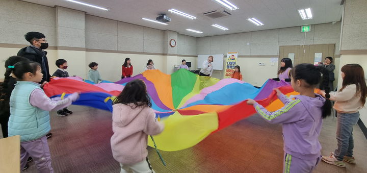 정읍 내 작은도서관을 찾은 학생들이 함께 모여 도서관 예체능놀이를 하고 있다. *재판매 및 DB 금지