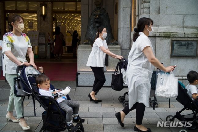 [도쿄=AP/뉴시스] 일본 정부가 저출산 지원을 확대하는 법안을 가결한 가운데 재정 마련을 위해 2026부터 전 국민을 대상으로 월 500엔(약 4500원) 미만의 세금을 징수할 예정이다. 사진은 도쿄의 육아여성 모습. 2024.02.19. *재판매 및 DB 금지