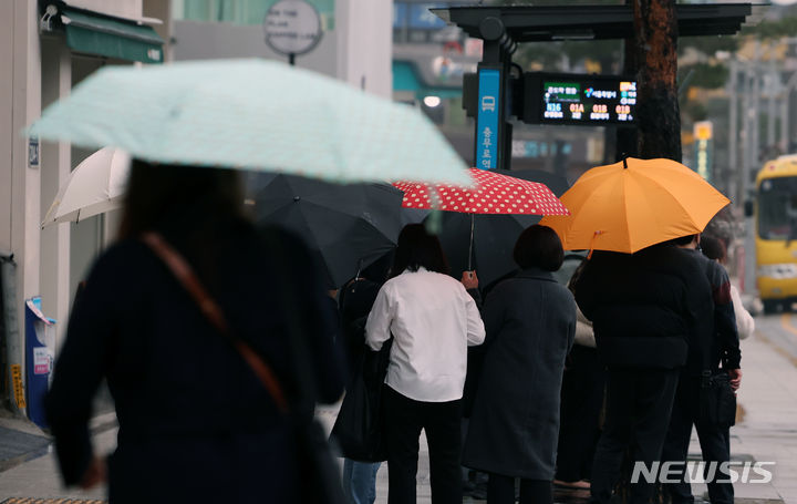 [서울=뉴시스] 고승민 기자 = 서울지역에 비가 내린 19일 서울 충무로역 인근에서 우산을 쓴 직장인들이 출근길 걸음을 재촉하고 있다. 2024.02.19. kkssmm99@newsis.com