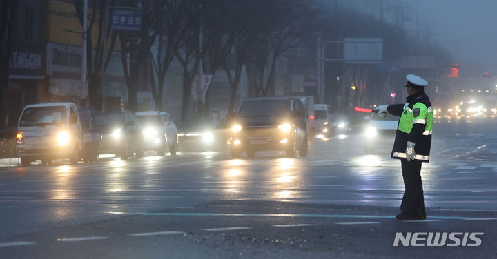 [인천=뉴시스] 전진환 기자 = 눈이 녹아 비가 된다는 '우수(雨水)'인 19일 오전 인천 남동구의 한 도로에서 차량들이 짙은 안개에 전조등을 켜고 운행하고 있다. 2024.02.19. amin2@newsis.com