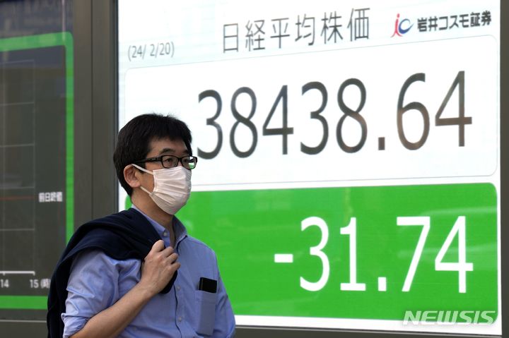 [도쿄=AP/뉴시스]일본 도쿄의 한 증권사에서 닛케이 지수가 표시된 주식시황판 자료사진. 2024.04.17.