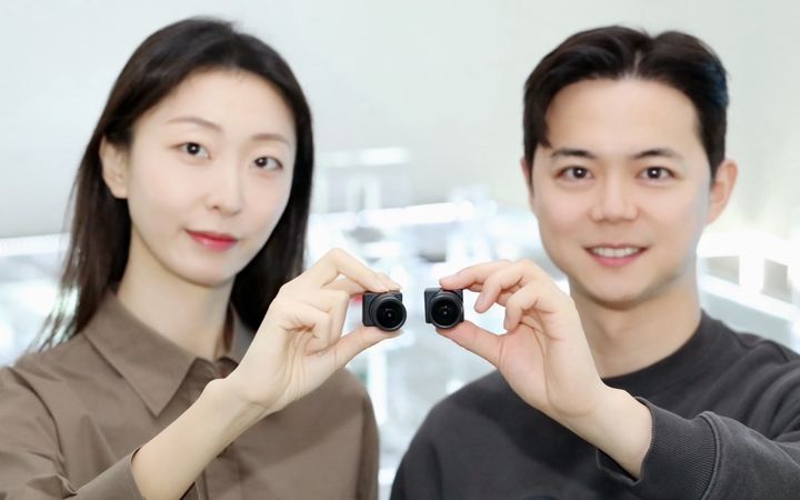 [서울=뉴시스]LG이노텍 임직원이 자율주행용 고성능 히팅 카메라 모듈을 선보이고 있다. (사진 = LG이노텍) 2024.02.20. photo@newsis.com *재판매 및 DB 금지