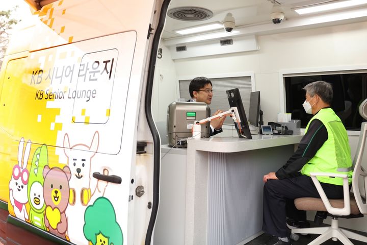 KB국민은행, 고령층 위한 'KB 시니어라운지' 인천으로 확대