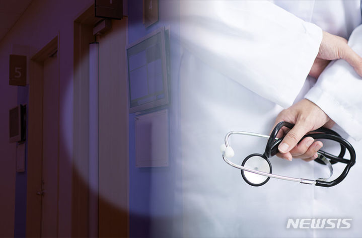 의사 사칭해 환자 치료하며 골절상 입힌 50대 집유