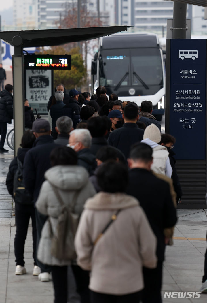 [서울=뉴시스] 김선웅 기자 = 주요 병원 전공의들이 의대 정원 확대에 반발하며 근무를 중단하기 시작한 20일 서울 강남구 SRT 수서역 버스 정류장에서 시민들이 인근 병원 셔틀버스를 탑승하기 위해 기다리고 있다. 2024.02.20. mangusta@newsis.com