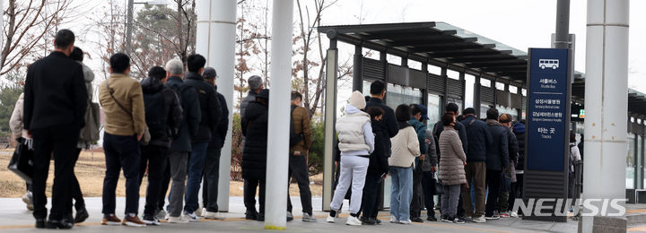 [서울=뉴시스] 김선웅 기자 = 주요 병원 전공의들이 의대 정원 확대에 반발하며 근무를 중단하기 시작한 20일 서울 강남구 SRT 수서역 버스 정류장에서 시민들이 인근 병원 셔틀버스를 탑승하기 위해 기다리고 있다. 2024.02.20. mangusta@newsis.com