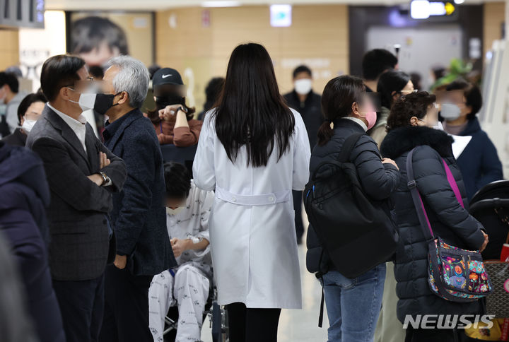 [서울=뉴시스] 고승민 기자 = 의대 증원에 반발한 전공의들의 사직이 이어지고 있는 20일 서울의 한 대형병원에서 환자들이 진료를 기다리고 있다. 2024.02.20. kkssmm99@newsis.com
