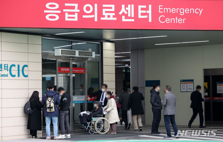 [서울=뉴시스] 김선웅 기자 = 주요 병원 전공의들이 의대 정원 확대에 반발하며 근무를 중단하기 시작한 20일 서울 소재 대형병원 응급실 앞이 분주한 모습이다. 2024.02.20. mangusta@newsis.com