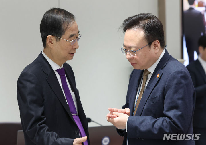 [서울=뉴시스] 전신 기자 = 한덕수 국무총리와 조규홍 보건복지부 장관이 20일 서울 용산 대통령실 청사에서 열린 국무회의에 앞서 대화하고 있다. (대통령실통신사진기자단) 2024.02.20. photo1006@newsis.com