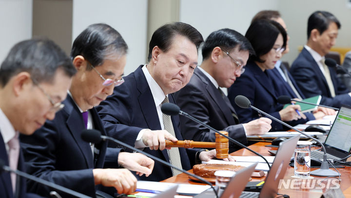 [서울=뉴시스] 전신 기자 = 윤석열 대통령이 20일 서울 용산 대통령실 청사에서 열린 국무회의를 주재하고 있다. (대통령실통신사진기자단) 2024.02.20. photo1006@newsis.com