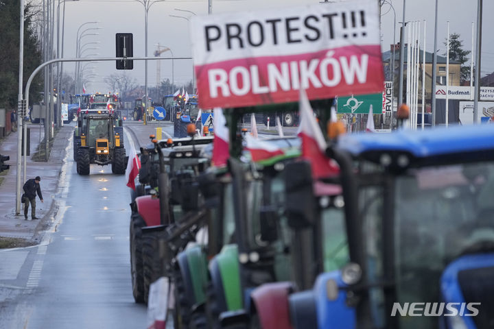 [민스크마조비에츠키=AP/뉴시스] 볼로디미르 젤렌스키 우크라 대통령이 폴란드 대통과 총리에게 국경지대에서 재개한 폴란드 농민 시위에 대한 회담을 갖자고 21일(현지시간) 제안했다. 사진은 국경 지대를 막은 트럭 시위대. 2024.02.22