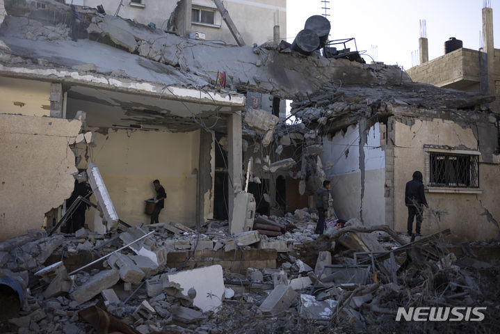 [라파=AP/뉴시스] 21일(현지시각) 가자지구 남부 라파에서 팔레스타인 주민들이 이스라엘군의 공습을 받아 파괴된 건물 잔해를 살펴보고 있다. 2024.02.23.