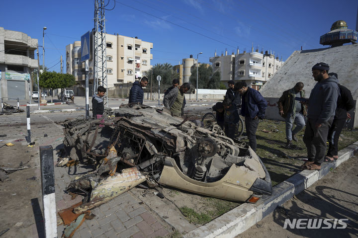 [가자지구=AP/뉴시스]빌 번스 미국 중앙정보국(CIA) 국장이 가자 지구 휴전 관련 협상차 파리에 도착할 예정이라고 액시오스가 21일(현지시각) 보도했다. 사진은 이날 가자 지구 중부 데이르알발라에서 팔레스타인인들이 이스라엘군의 공습으로 파괴된 자동차를 살피는 모습. 2024.02.22.